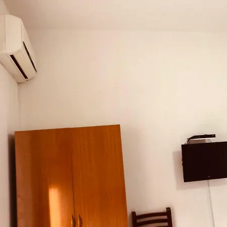 Dhoma Plazhi Pensión *