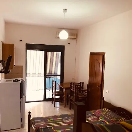 Dhoma Plazhi Pensión *